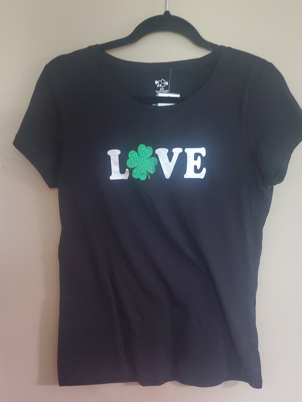 Black 'LOVE' Clover Graphic Tee - Women's Top Size Small